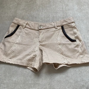 Shorts  - Det är ett par ormmöstrade shorts Inte använt och super fina 