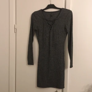 Grå figursydd klänning strl S - Grå figursydd klänning strl S