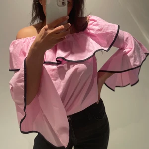 Zara str 34 - En fin topp från Zara i bra stick. Används 3 gånger.