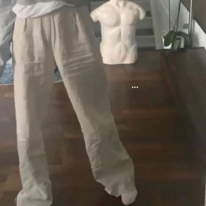 Linnebyxor  - Ett par Carin Wester linnebyxor köpta second hand men känns som nya 🥰 (lånad bild)   (OBS de är korta, passar bäst till någon som är mellan 140-150 cm lång)