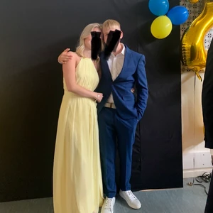 Balklänning från Nelly - Säljer min superfina balklänning från Nelly, då den inte kommer komma till användning mer, passar någon runt 170 (jag va 1,67cm+5cm klackar)❤️ Slutsåld på hemsidan! Vid frågor så skicka privat❤️ Spårbar frakt såklart! Nypris 900kr! Storlek 34, passar en 36 också. Öppen i ryggen (bild 2), har även en slits, halsringningen & tygbanden har även som diamanter/pärlor. Den har ett stretchigt band/insytt resor vid bakredelen av midjan/ryggen! Kan skicka fler bilder! (t. Ex på halsringningen & slitsen❤️)