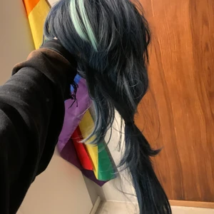 Kaeya peruk - Cosplay - En Kaeya (Genshin Impact) peruk från DokiDoki Cosplay. Aldrig använd och i bra skick. Bra kvalitet. Original pris: 114 kr