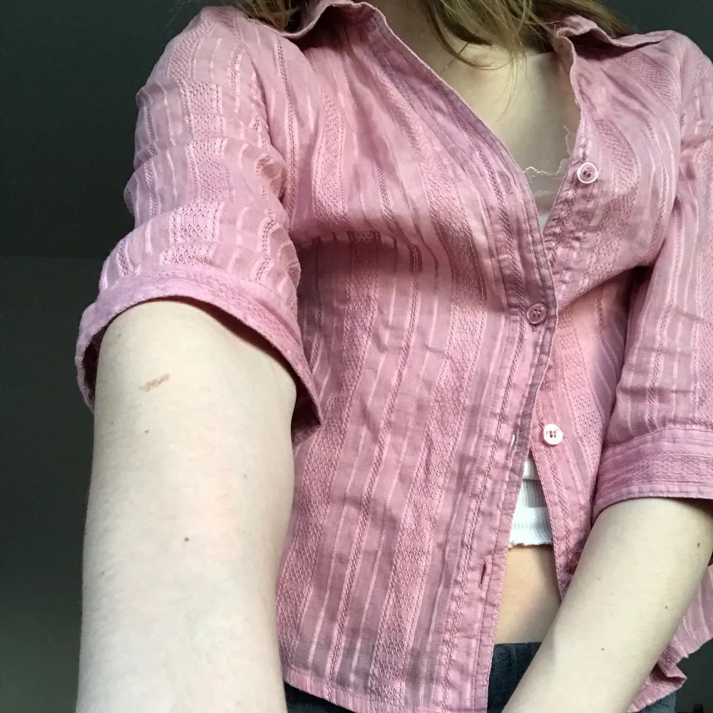 Säljer denna söta rosa skjorta som är perfekt till sommaren💕. Skjortor.