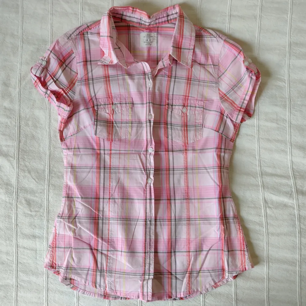 Rosa kortärmad skjorta i 100% bomull. Sparsamt använd. Storlek 34. Säljer en liknande skjorta i blått också.. Skjortor.