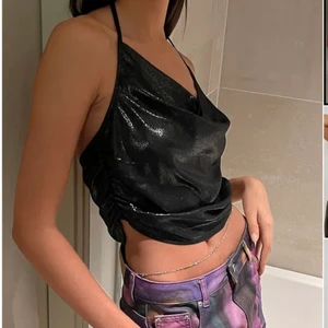 Fest topp - fest topp från NA-KD🖤 storlek 32, passar mig som vanligtvis har 34. oanvänd, säljer för 200kr + frakt. nypris 429kr. finns på deras hemsida ”topp med veck fram och v-ringning” för fler bilder hur den sitter på! 