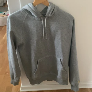 Grå hoodie Carhartt - Enkel hoodie från Carhartt, chase-modellen. 