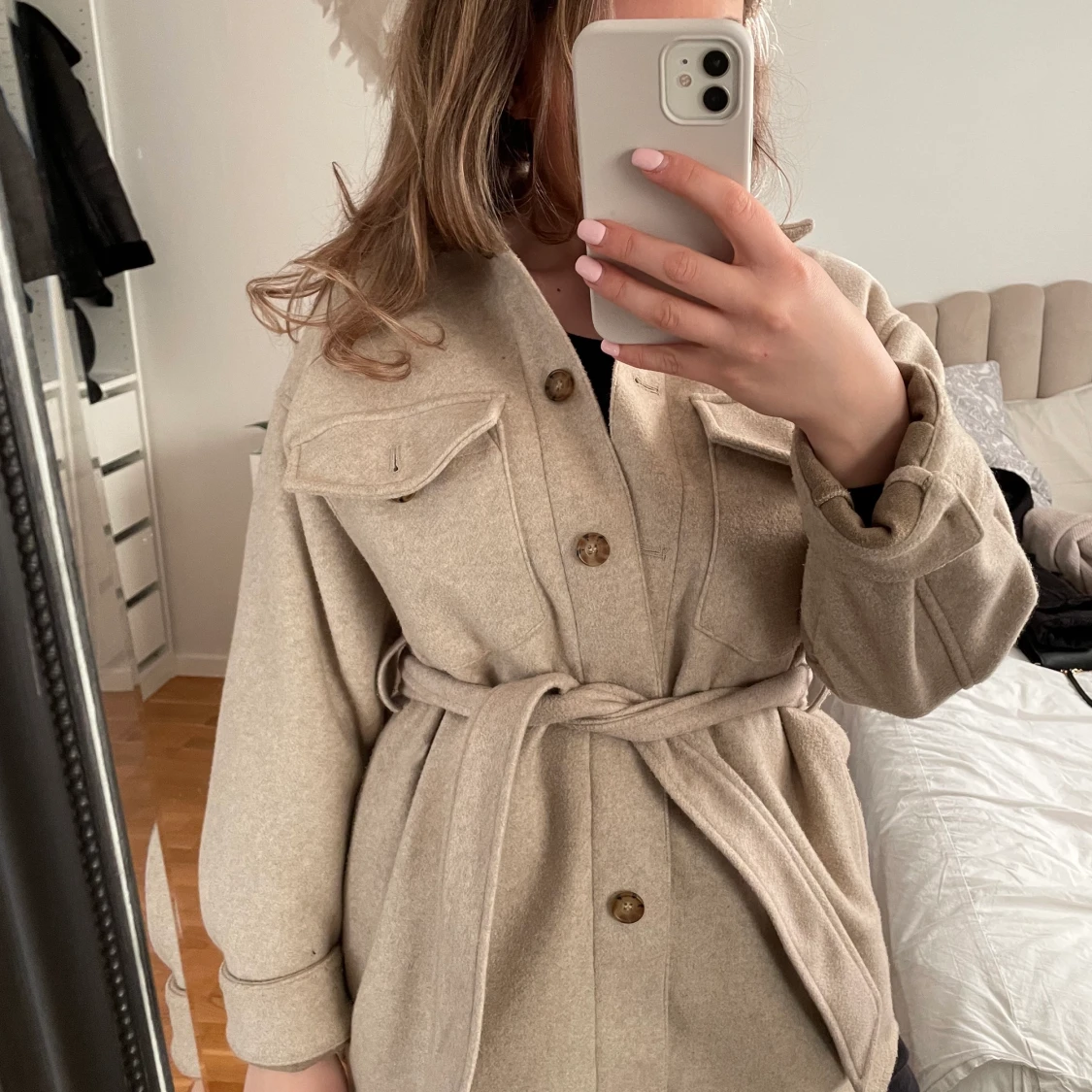 Beigh kappa med bälte 