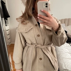 Beigh kappa med bälte  - Beigh kappa med knappt och bälte från Zara. Så fin till våren! 