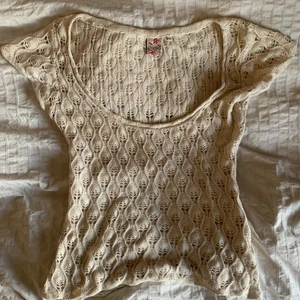 Topp - Fin virkad topp från gamla indiska. Köpt på sellpy men omsydd så den sitter bra runt midjan på en xs/s. Är lite genomskinlig men funkar bra på sommaren, skriv vid frågor osv.❣️