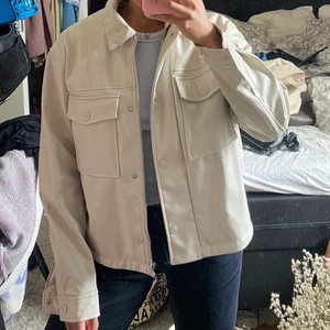 Jacka H&M strl S - Snygg beige läderjacka från H&M i strl S. Använd ett fåtal gånger. Kan mötas upp i Karlstad eller frakta med postnord spårbart, köparen står isf för frakt🌸🌸