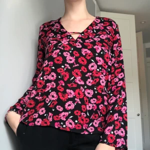 Blommig blus - Mer bilder kan skickas vid intresse! 🌸