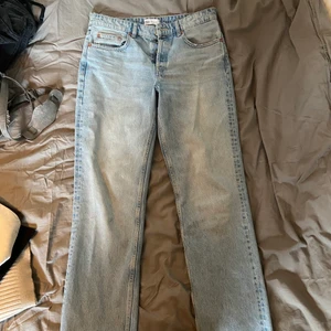 Zara mid rise - Säljer de här mid rise jeans från zara i ljusblått! Stl 42 men är för stora så de kommer inte till användning tyvärr, inte använda många gånger alls! Så bra skick. Buda privat 