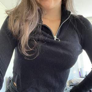 fint ribbad svart långärmad tröja med liten zip up💕 använd enbart ett fåtal gånger💕