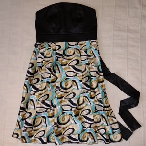 Kort mönstrad y2k plisserad bandeauklänning  - Kort klänning i sidenliknande tyg. Med knytband och resår i ryggen. Sparsamt använd men det finns en del dragna trådar i tyget. Klänningen är tyvärr ostruken på bilderna. Vet inte säkert vad det är för storlek men skulle säga XS/S (kanske även funkar till en M med tanke på resåret). 