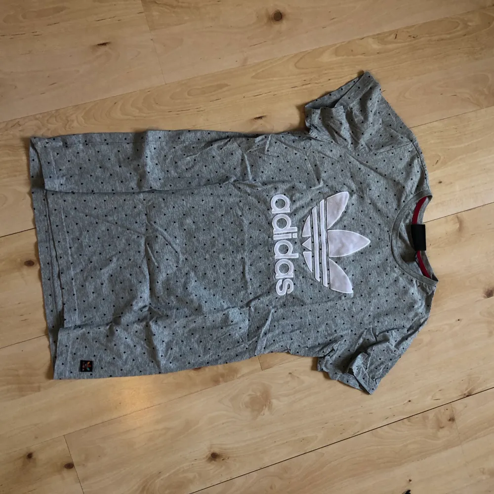 T-shirt klänning från Adidas. Knappt andvända och går att använda på många sätt både som tröja eller klänning. Perfekt till sommaren!! Den är i storlek s men väldigt oversized. T-shirten är från Adidas X Pharell Williams. T-shirts.