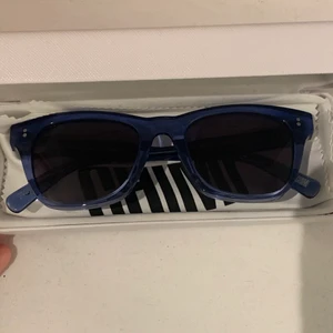 Chmi  - Säljer mina fina äkta chimi glasögon i modellen #007 i färgen acai som inte säljs längre då de är den gammla kollektionen. Köptes från boozt.se förra året och är i god skick. Fodral och glasögonduk medföljer. Inga skador förutom en litet hack i fodralet. Frakt tillkommer 📦 och hör av er vid fler bilder eller vid eventuella frågor💕