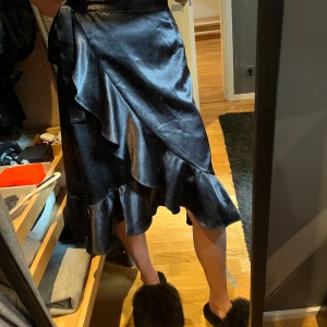 Glansig sommarkjol - Fin sommar kjol från Tessie i Göteborg. Nypris 399