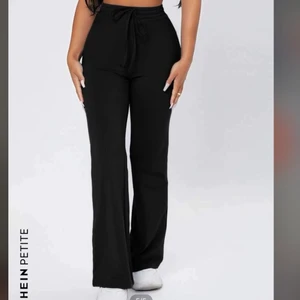 Svarta mysbyxor - Svarta utsvängda mysbyxor. Nyskick, jag har endast provat dem. Säljer då dem aldrig kommer till användning. Köpte för 159kr men säljer för 90kr. Skriv privat för egna bilder.