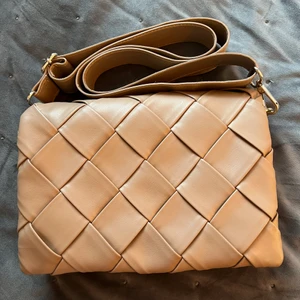 Väska - Säljer nu min superfina väska från Kappahl. Inköpt för 2-3 månader sen men säljer då jag knappt använt den. Väskan har 2 stora fack och ett litet inuti. Väskan är mycket rymlig med justerbar axelrem. Nypris: 299 säljer nu för 150kr + frakt (66kr)