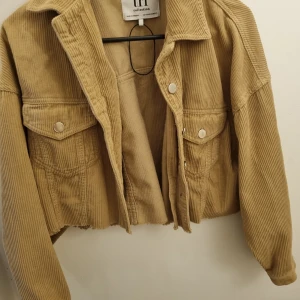 Beige croppad machesterjacka Zara -  Lite oversize modell och croppad. Fint skick