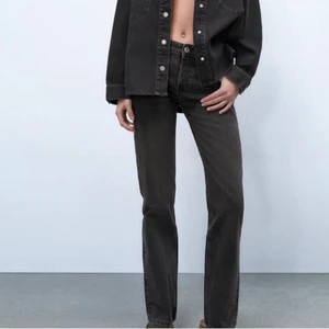Jeans straight zara - Säljer dessa supertrendiga mid waist zara jeansen. De är helt slutsålda i denna färg. Endast använda en gång och är i nyskick, inga fläckar eller defekter. Bilderna är lånade. Kontakta vid intresse eller för egna bilder💕