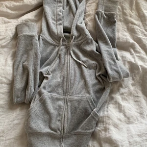 Juicy couture  - Så fin tröja från juicy couture som tyvärr inte har kommit till användning💕💕köpt för 1100 säljer för 600!!🙌🏼 Storlek M men är liten i storleken så passar mig som normalt brukar ha XS/S👌🏼💖