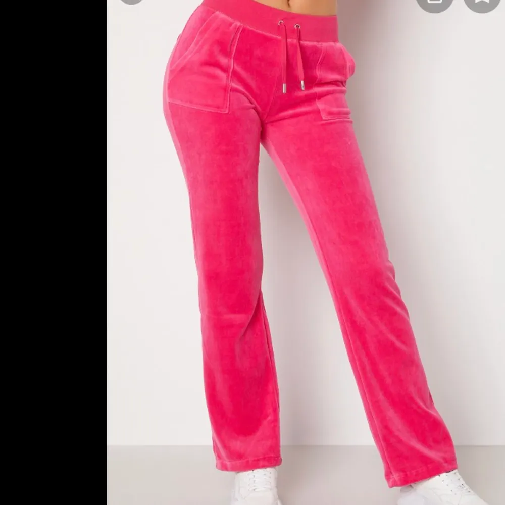 Rosa juicy couture byxor i strl S (såklart äkta)💖 Säljer då jag har tröttnat på färgen. Skriv privat för egna bilder💖 Om många är intresserade startar jag en budgivning💗Priset kan självklart diskuteras💓Jag är även öppen för att byta byxorna till ett par i någon annan färg💓. Jeans & Byxor.