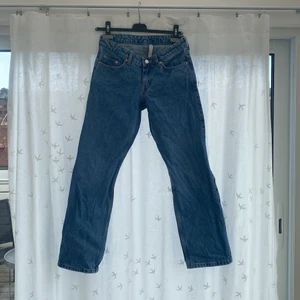 Arrow low wait jeans Weekday  - Köptes i somras, inte använda så mycket, in ha defekter! Passar någon med storlek 25/25/26 och är 150-165 cm lång❤️