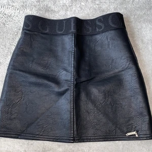 Guess Tjol  - En svart skjin Tjol från Guess aldrig använda 