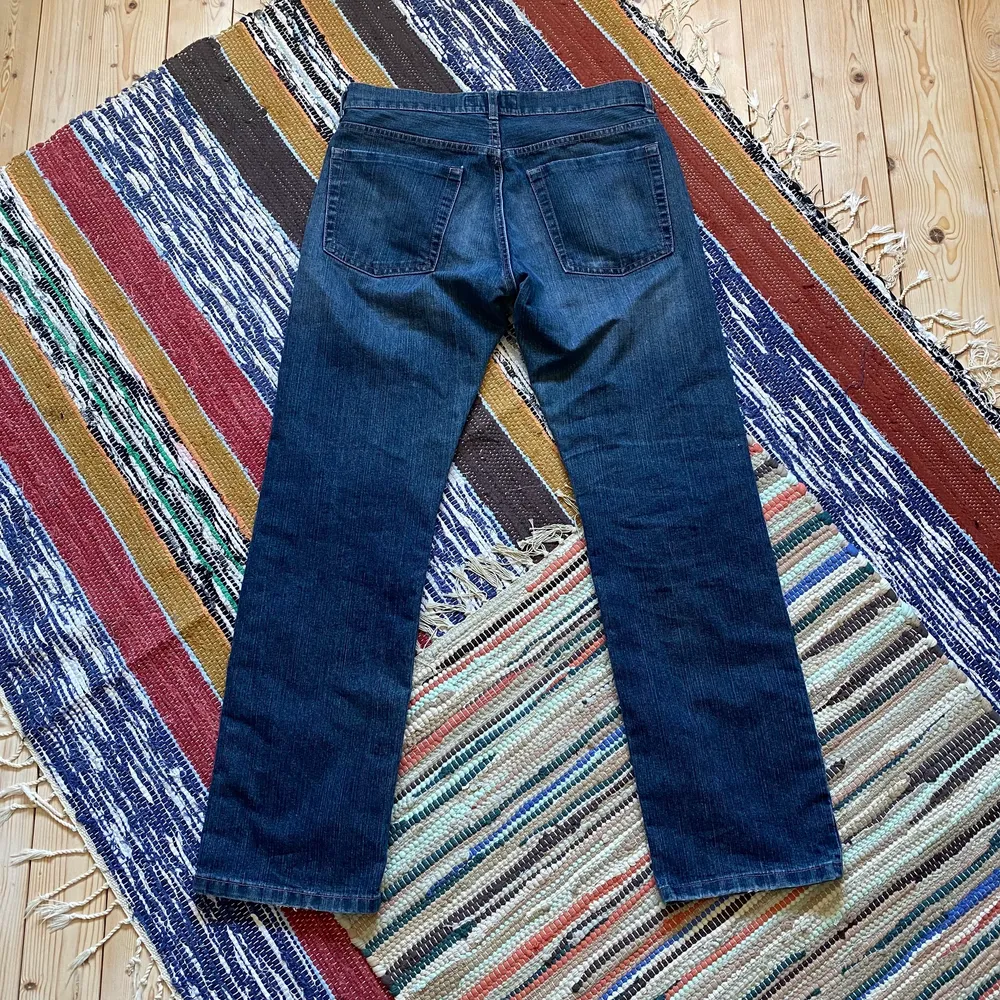 Kansas dark blue jeans från dressman. Skit snygga och i fint skick. Sköna och stilrena. Funkar på mig med skärp som annars har storlek 28-30 i midja. För mått eller fler bilder kontakta mig!!. Jeans & Byxor.
