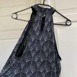 Fint linne - Svart glittrigt linne