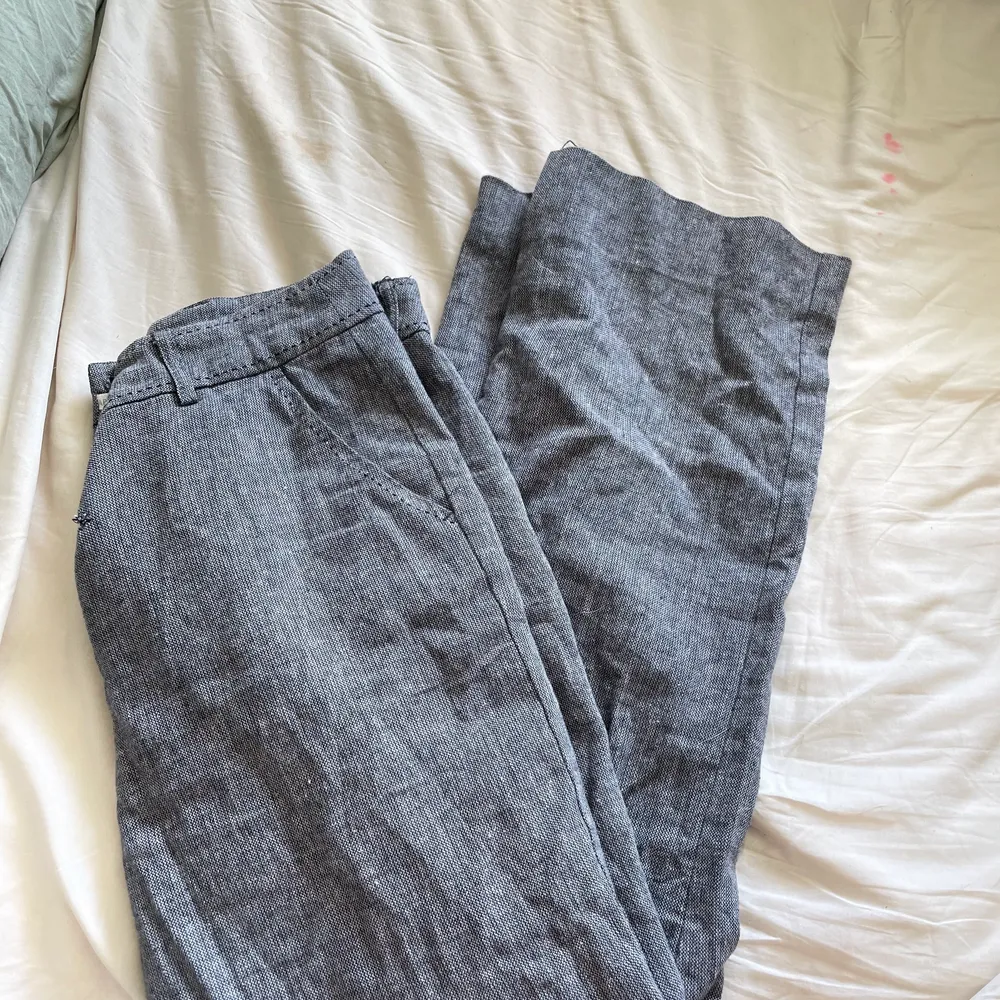 Gråa kostymbyxor som är lite insydda i midjan för bättre passform. Jeans & Byxor.