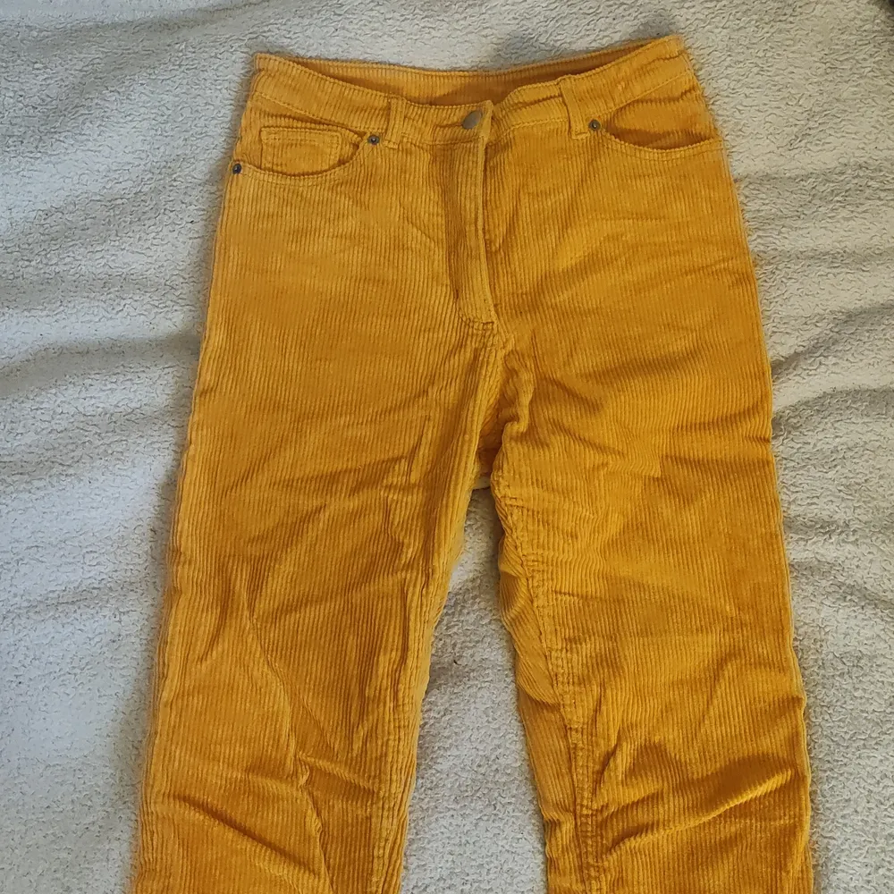 Ribbade jeans från Monki i stretchigt material. Möts upp i Stockholm och fraktar ✨. Jeans & Byxor.