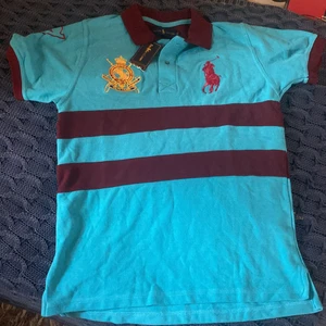 Polo t shirt - Hej säljer en polo shirt helt nytt 