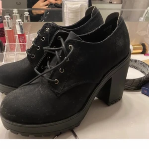 Jättesnygga skor i nyskick!  - Mycket fina skor från Divided H&M, strl 39 i nyskick! Köpta här på Plick, men säljer vidare pga att dom inte passade mig. 