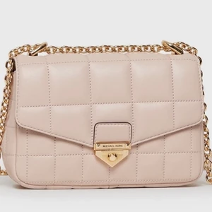 Michael kors väska  - Säljer nu min superfina väska från Michael kors i färgen rosa! Nypris 4000kr mitt pris 2000kr