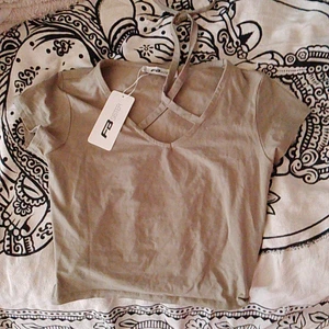 Top med choker  - Olivblekgrön croptop med choker ny 