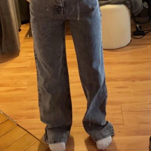 na-kd gråa jeans - gråa raka jeans