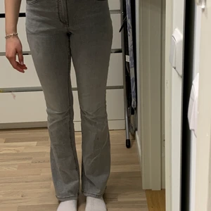 Jeans - Snygga och sköna jeans i grå färg, finns en fläck på vänstra låret, orsakad av olja, går ej att få bort. Syns dock inte så mycket, men har sänkt priset extra pga fläcken. 170 i barn storlek, = ungefär Medium. Köpare står för frakt. Ställ gärna frågor eller om ni är intresserade av att köpa!