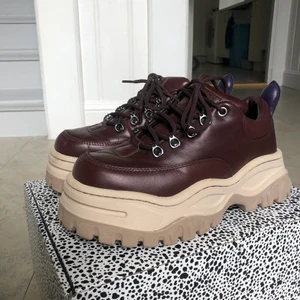 Eytys Angel Leather Sneakers 37 - Världens snyggaste chunkysneakers i vinröd färg från  Eytys. Passar bara inte mig😞  Använda max 3 ggr, så skorna är verkligen i superfint skick. Nypris 2799kr. Orginal box & dustbag ingår!🥰❤️ 