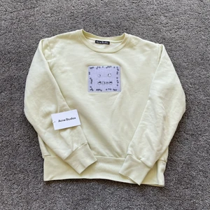 Acne Studios tröja stl L  - Hej! Säljer min Acne studios tröja som jag köpte för 2400kr på Joel i Borås. Tröjan är använd 1 gång och aldrig tvättad efter köpet (luktar fortfarande nytt från butik) Tröjan är i storlek large men passar även medium pågrund av ribbningen längst ner. Säljes för 1200kr (frakt ingår) 