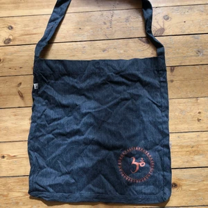 Totebag/tygväska/shopper med knapp 🕉 - Lite exklusivare modell ✨ egentryckt grå totebag i ekologisk bomull med tryckknapp. Egen design - endast ett exemplar!