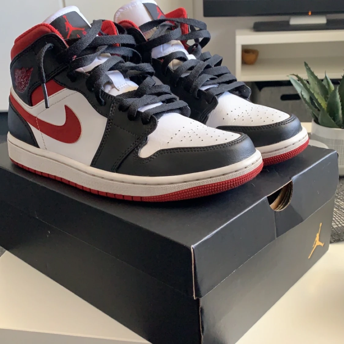 Jordan 1 mid gym red