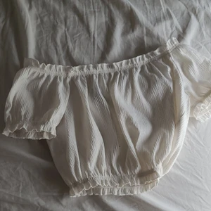 Storlek xs  - En jätte fin hm topp jätte bra skick är bara använd två gånger inga fläckar eller något liknande kan skicka fler bilder om de behövs. Köparen står för frakten 📦