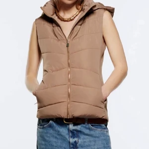 Väst från Zara - Beige väst från Zara i nyskick endast använd 1 gång vid intresse kan jag skicka fler bilder originalpris 399 storlek M