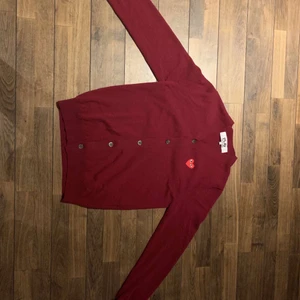 Cdg Cardigan - Cdg play cardigan storlek L Helt ny med tags (dswt) Pris:  1000 kr + frakt