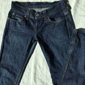 Långa lowwaisted Levis jeans, passar till 24/25 längden är 34