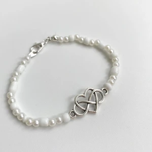 Pärlarmband  - Armand med vita pärlor och silvrig berlock med ett hjärta🤍