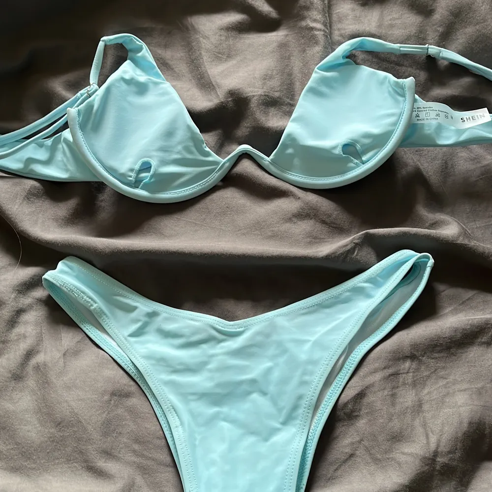 En jättesöt ljusblå bikini - ljuset gör den lite orättvis - tvättas givetvis & storlek M. Övrigt.