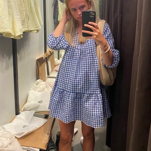 Zara klänning - INTRESSEKOLL på denna super fina klänning ifrån zara! Köptes förra året och finns därmed inte kvar. Storlek XS. Sparsamt använd därav mycket bra skick. Buda till mig privat, Säljer endast om jag får tillräckligt högt bud!🥰 BUD just nu: 450 kr